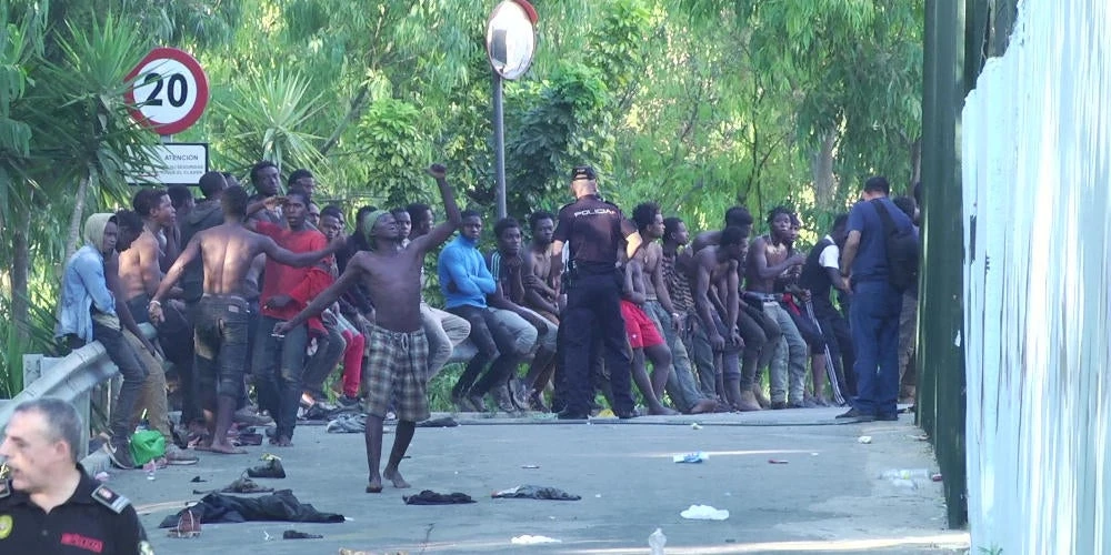700 Μετανάστες εισέβαλαν σε πόλη στην Ισπανία με όπλα – Μάχες με συνοριοφύλακες – 100 τραυματίες